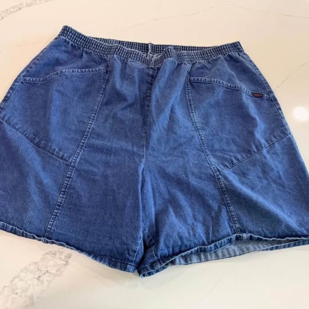 Chic’s denim shorts, 26, repaired crotch, 20–26 waist, 16 rise, 7 inseam, C7514